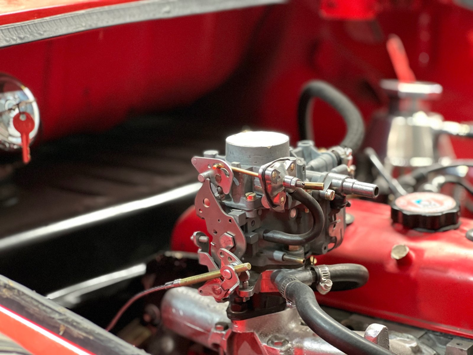 Detalle de carburador y componentes del motor