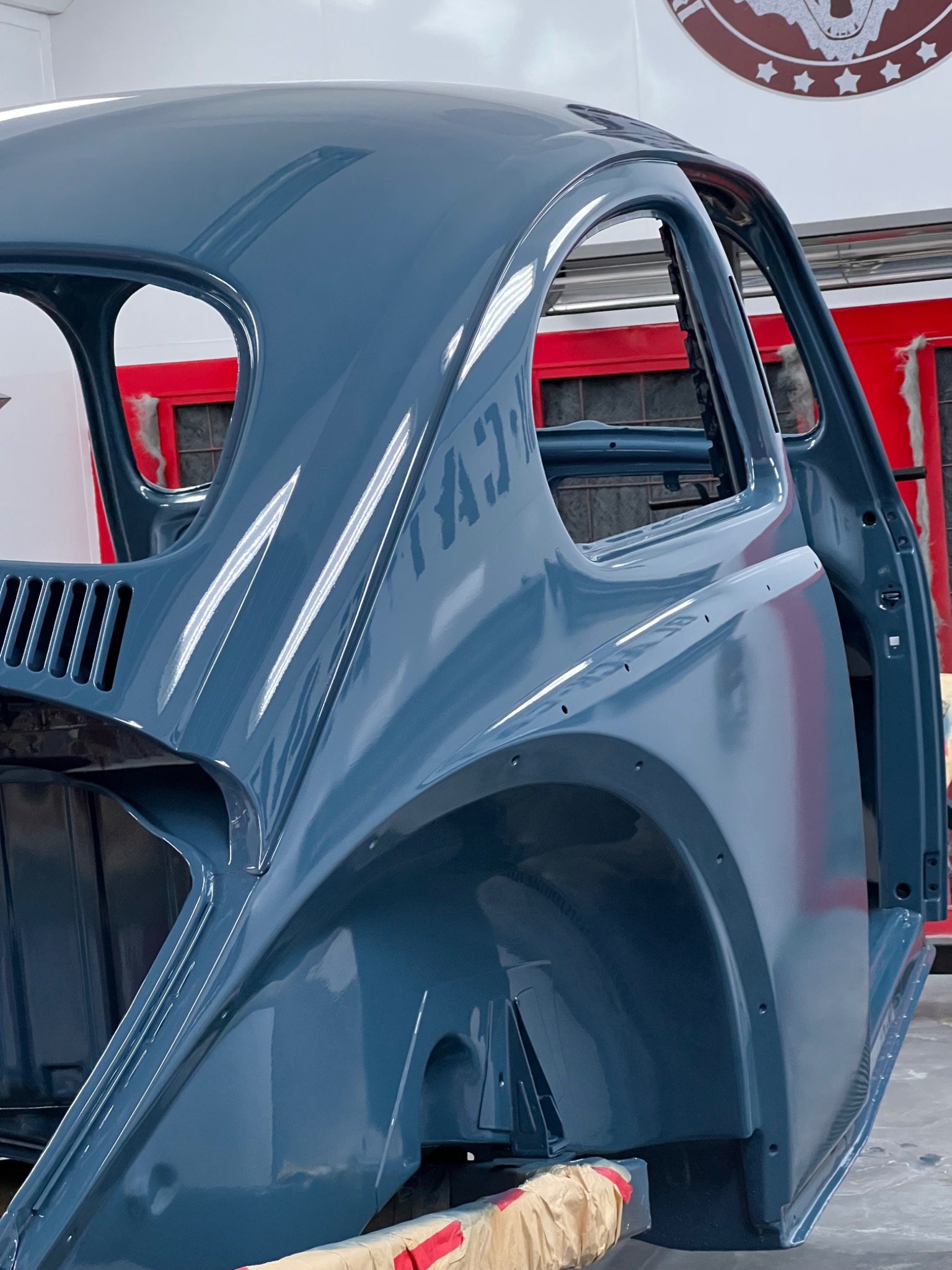 Carrocería azul de un Volkswagen durante el proceso de restauración