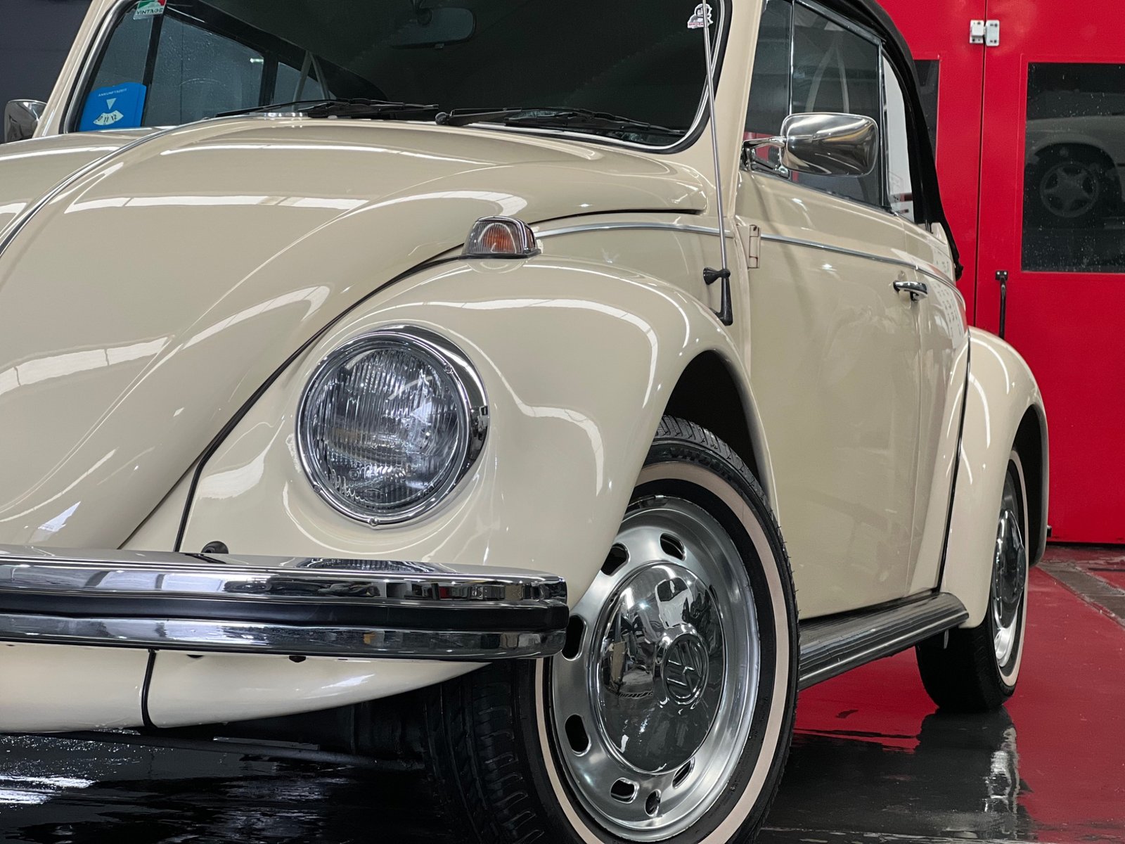 Volkswagen clásico color crema en el taller