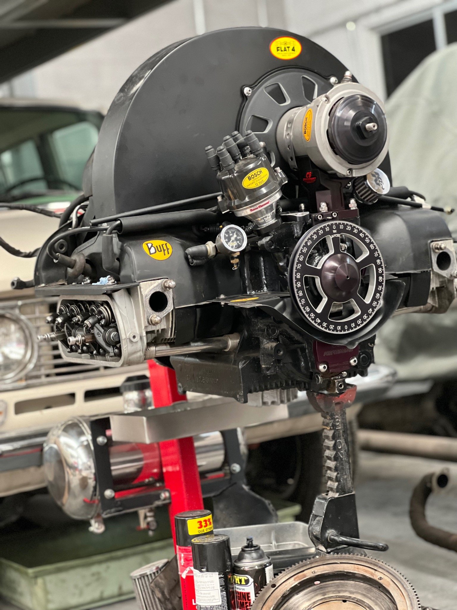 Motor desmontado sobre soporte de trabajo en el taller