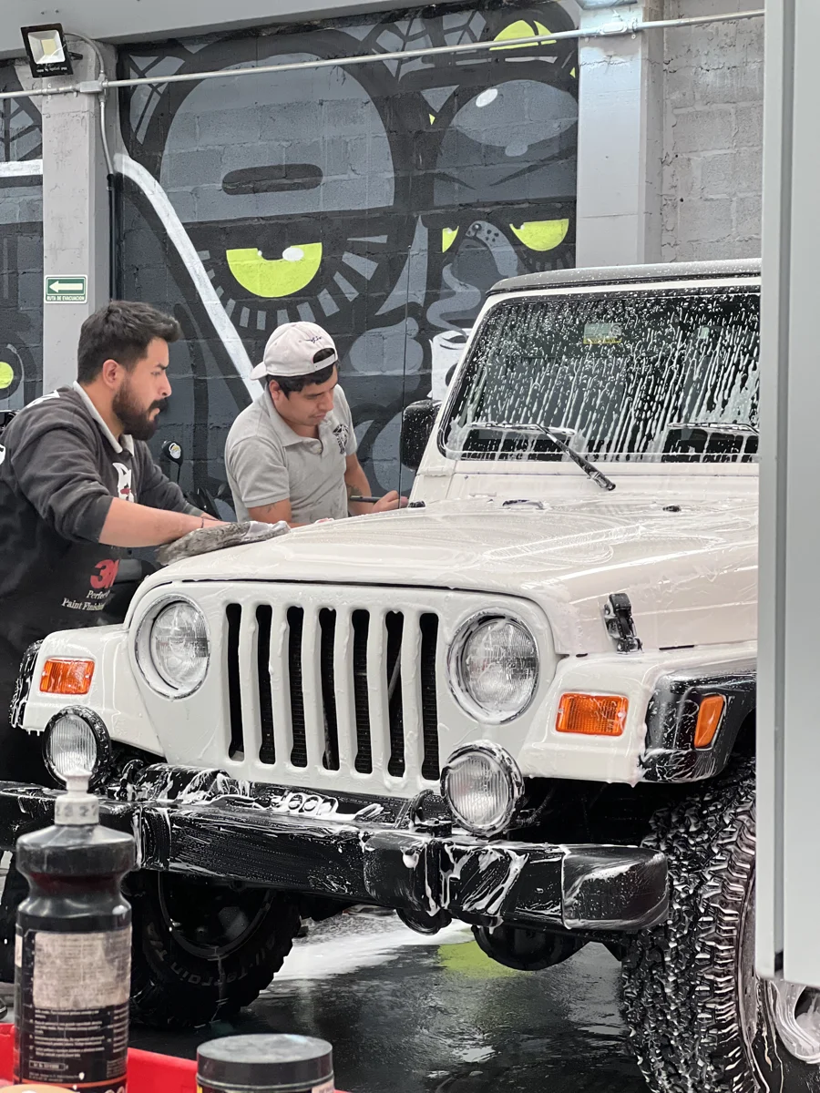 Equipo de Black Cat Garage trabajando junto a un Jeep