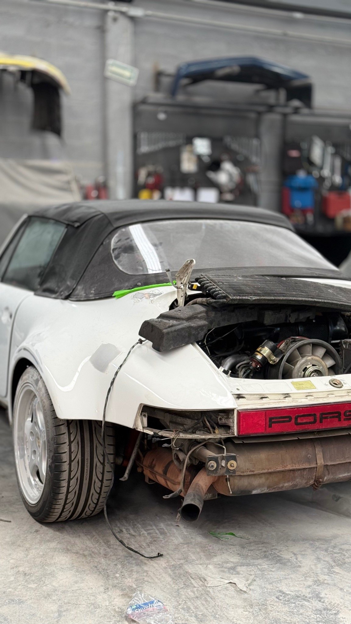Vehículo blanco durante un proceso de reparación y restauración